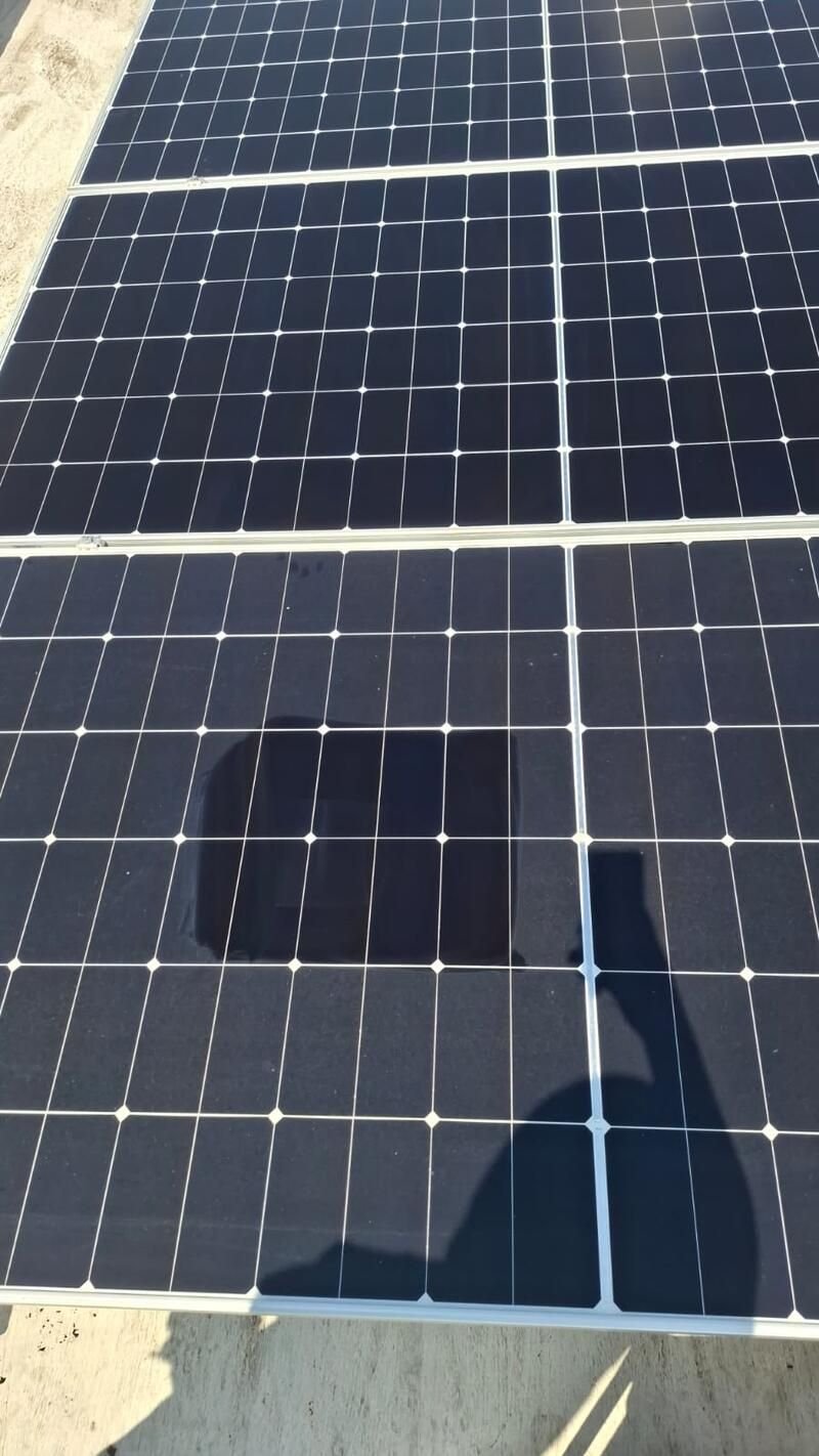 Comparación de panel solar sucio y limpio