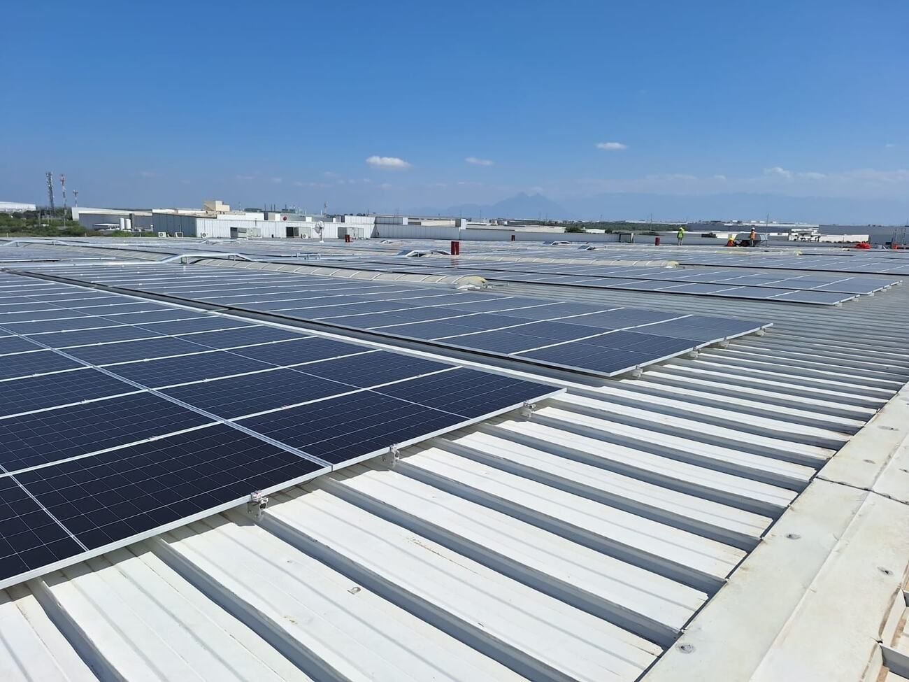 Instalación de paneles solares en techo industrial - River Energy