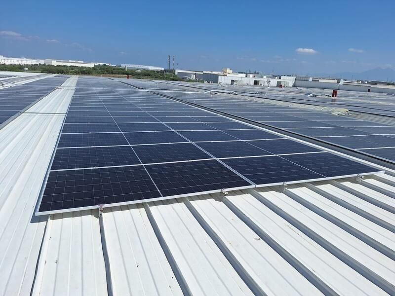 Vista panorámica de paneles solares instalados en nave industrial