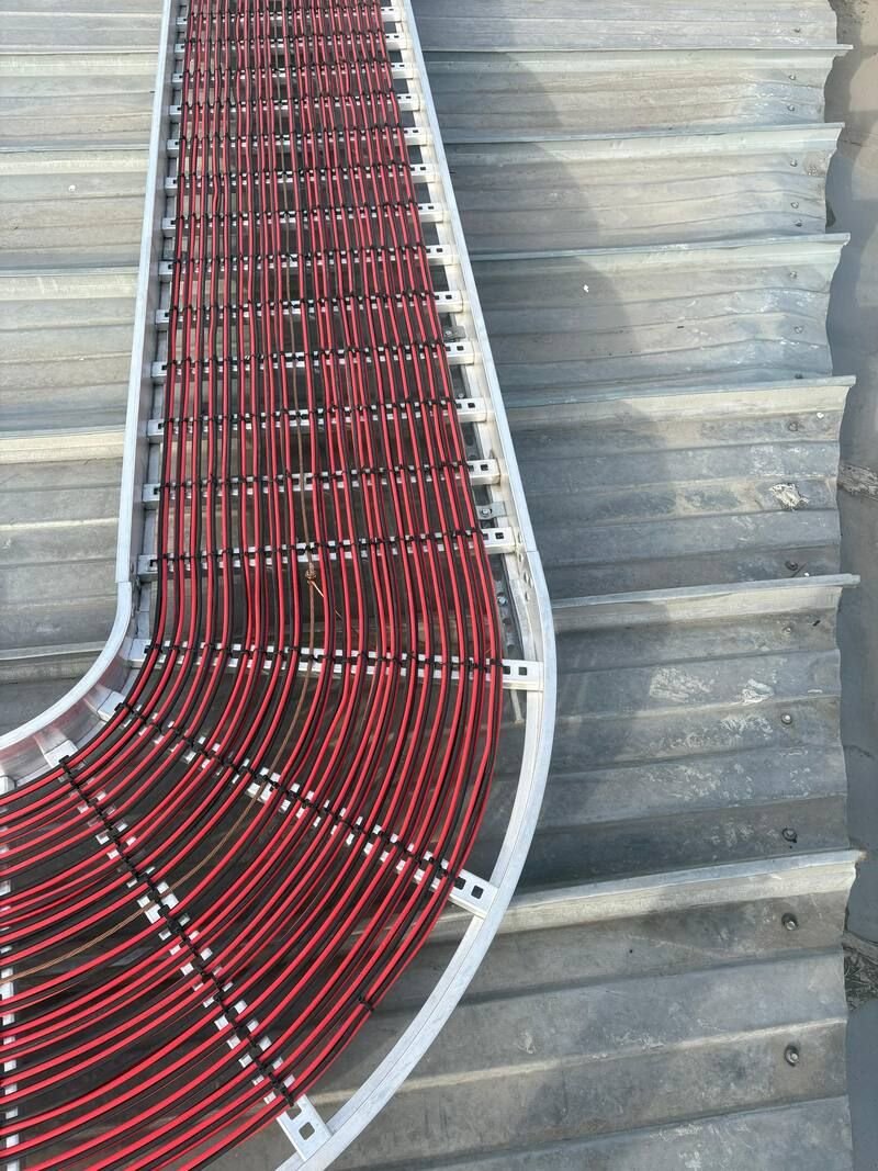 Detalle de cableado eléctrico organizado en instalación solar