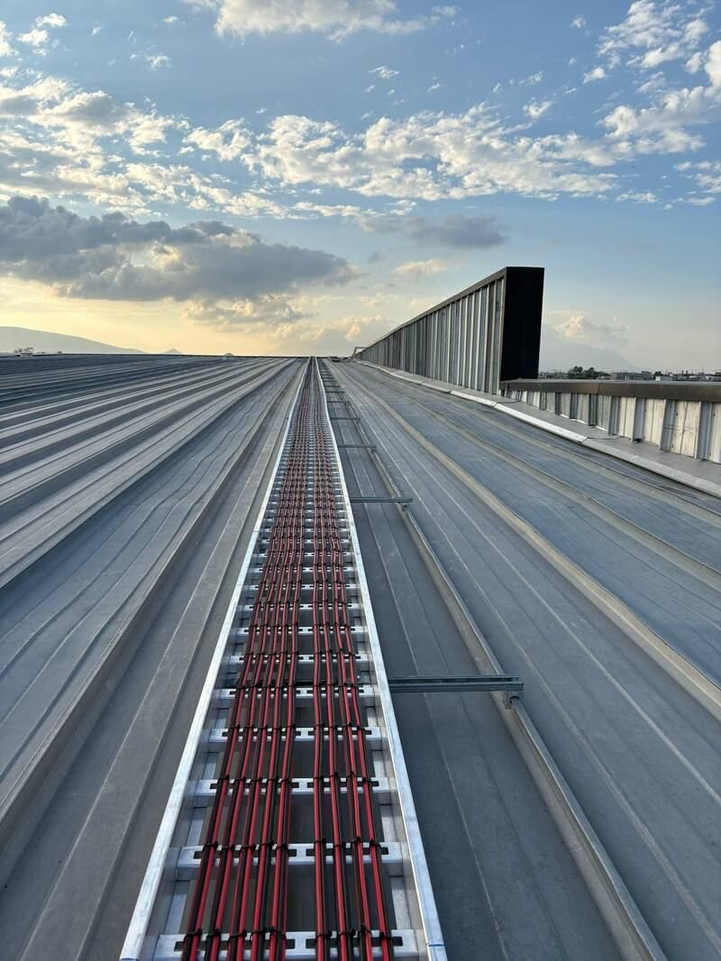 Canalización de cables en curva sobre techo industrial