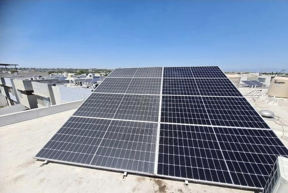 Panel solar residencial: lado con polvo junto a lado recién limpiado