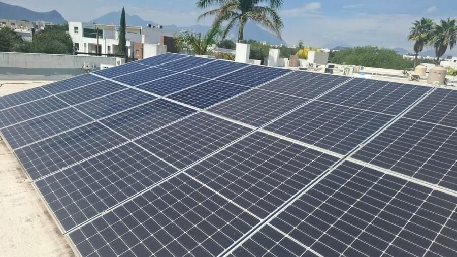 Vista de cerca de paneles solares residenciales instalados