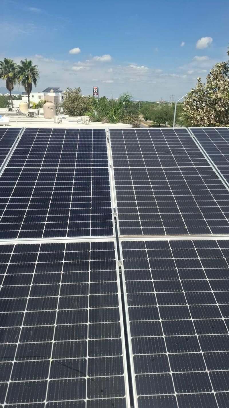 Paneles solares residenciales vista amplia